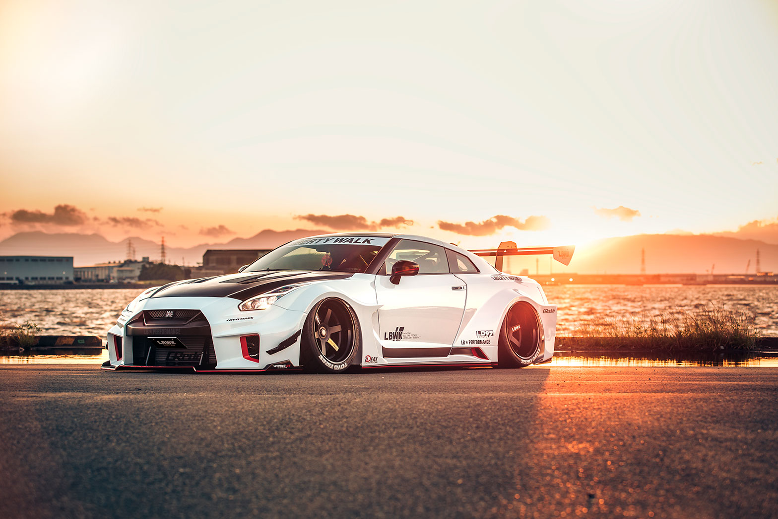 LB-Silhouette WORKS GT NISSAN 35GT-RR01