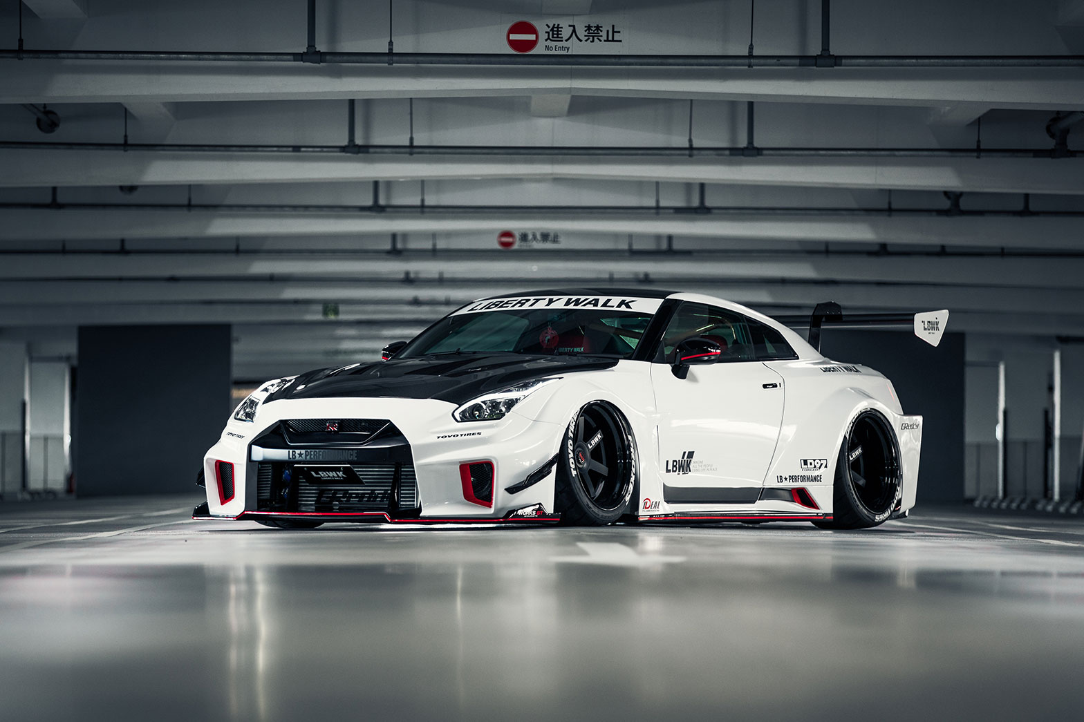 LB-Silhouette WORKS GT NISSAN 35GT-RR02