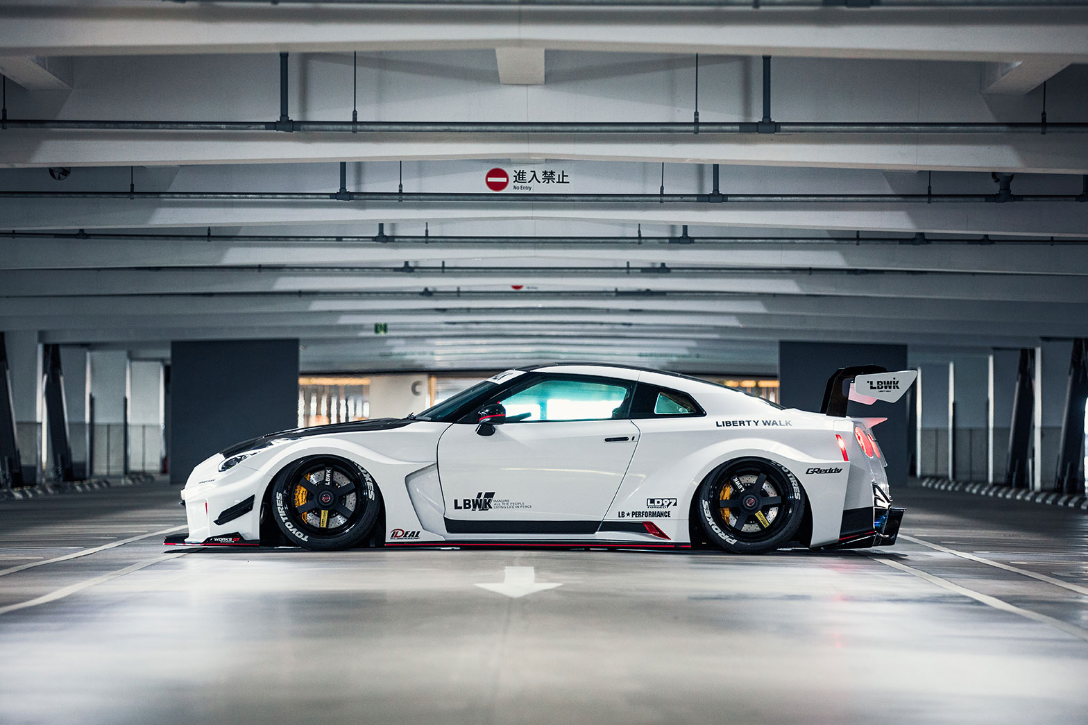 LB-Silhouette WORKS GT NISSAN 35GT-RR05