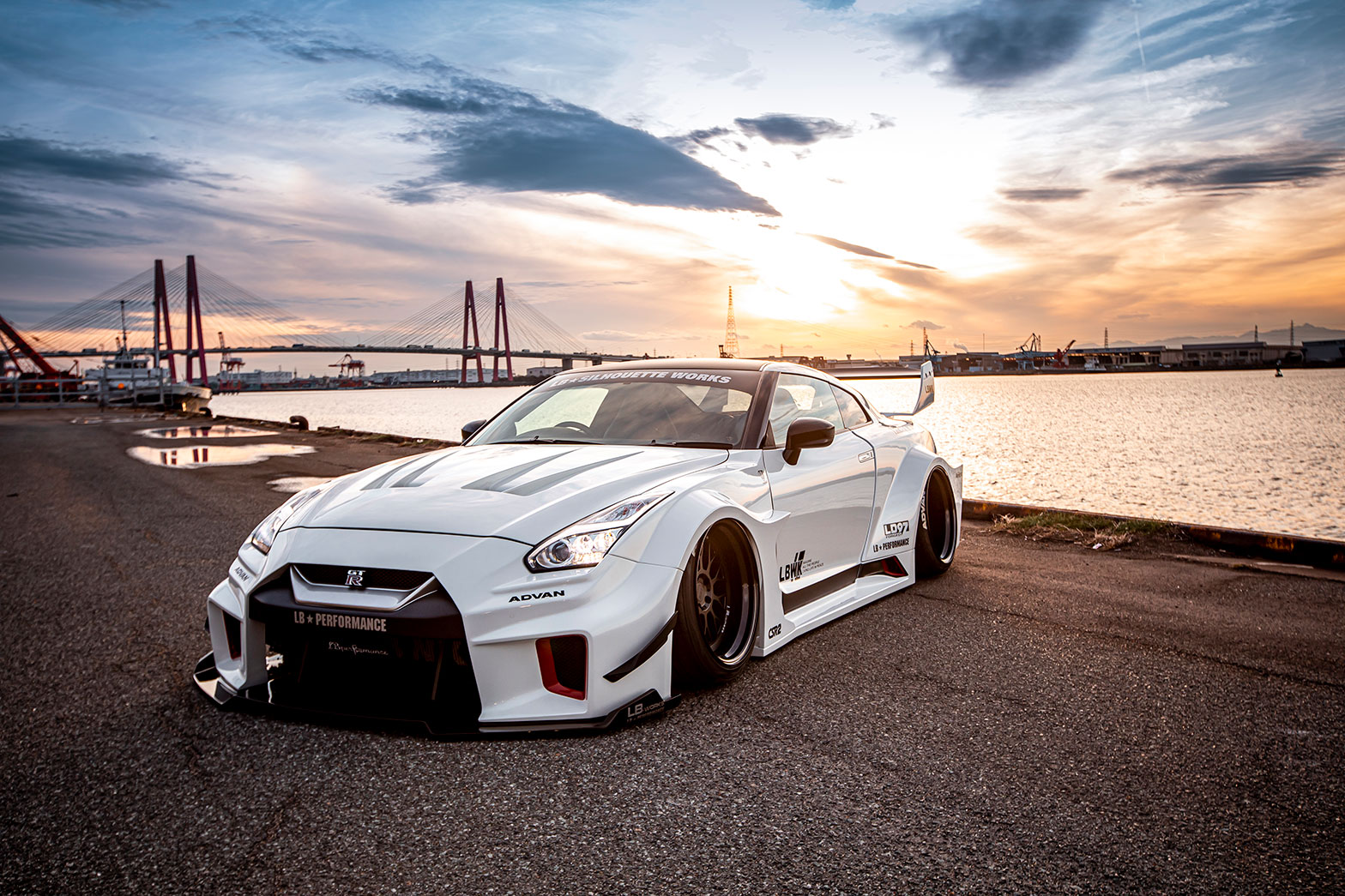 LB-Silhouette WORKS GT NISSAN 35GT-RR15