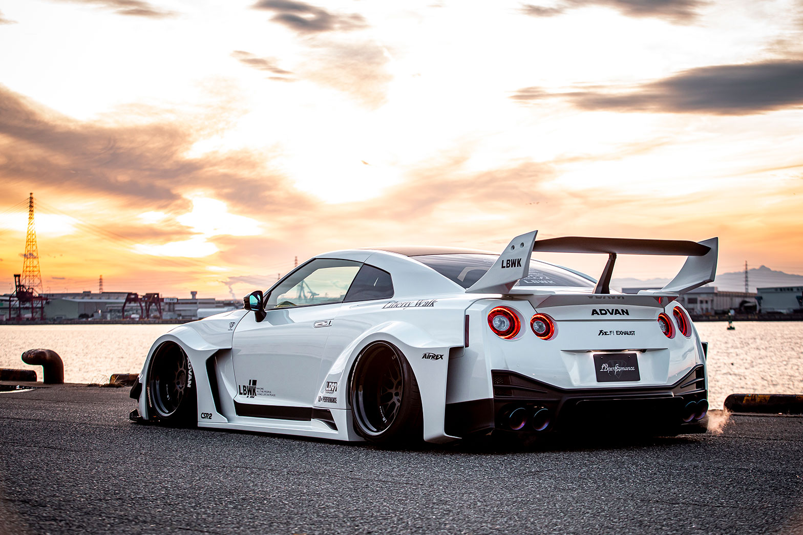 LB-Silhouette WORKS GT NISSAN 35GT-RR17
