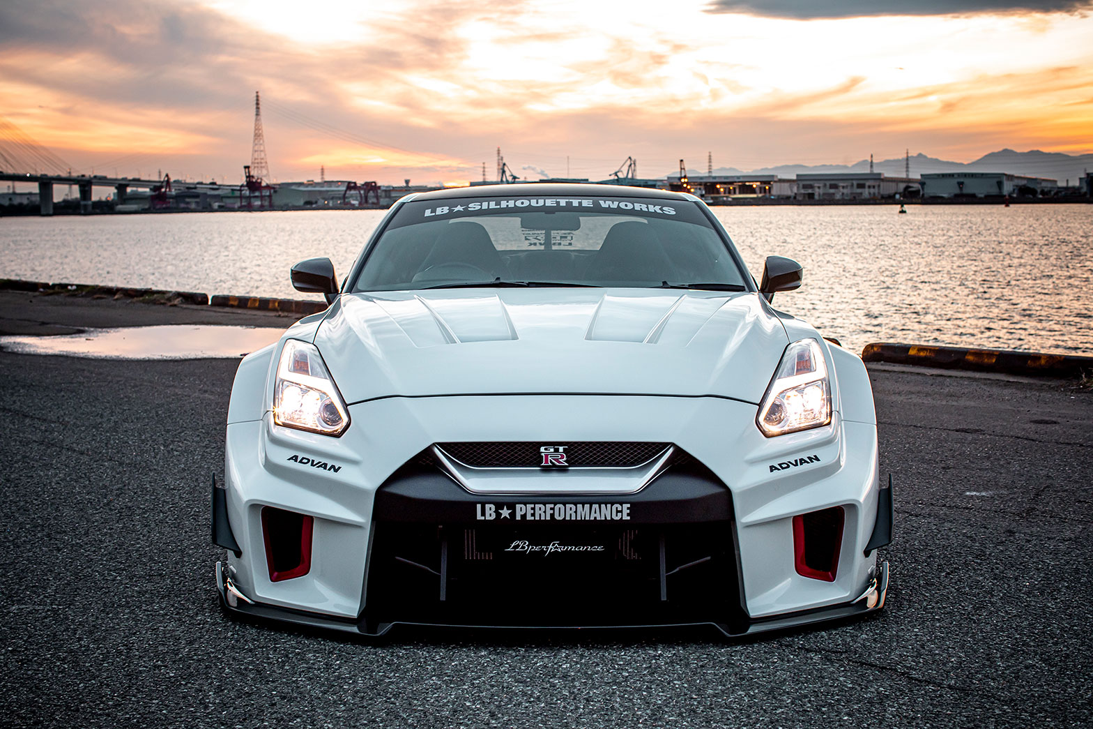 LB-Silhouette WORKS GT NISSAN 35GT-RR18
