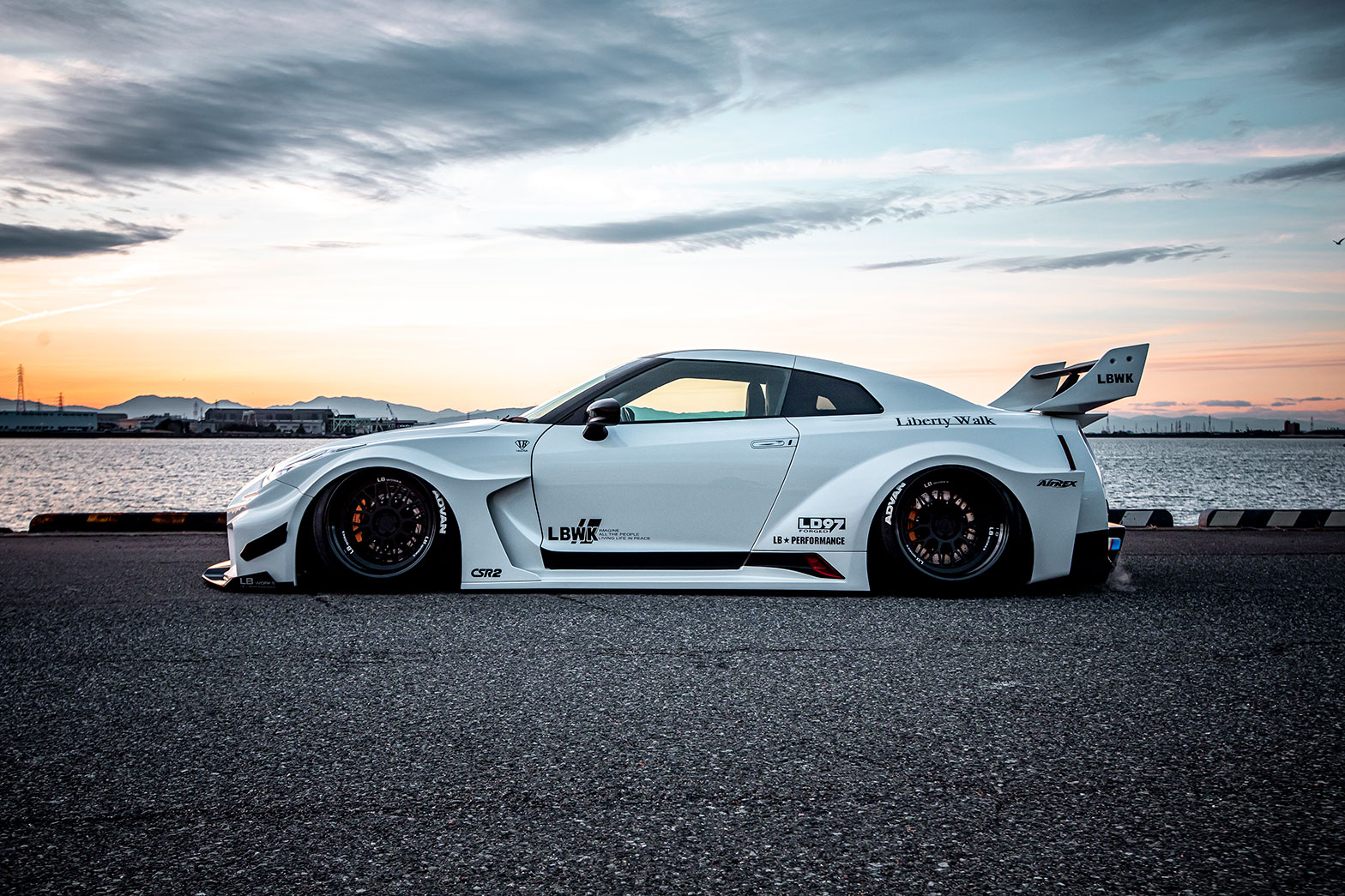 LB-Silhouette WORKS GT NISSAN 35GT-RR19