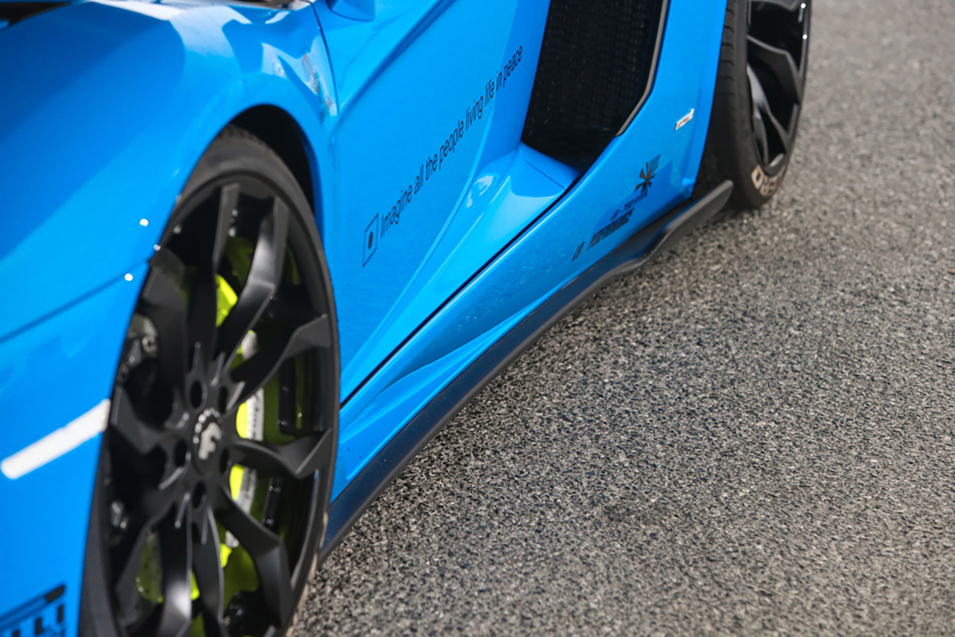 PERFORMANCE-Lamborghini-AVENTADOR00002