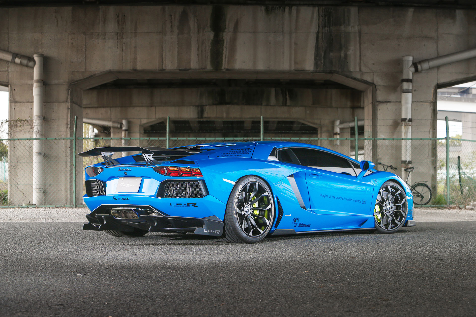 PERFORMANCE-Lamborghini-AVENTADOR00003
