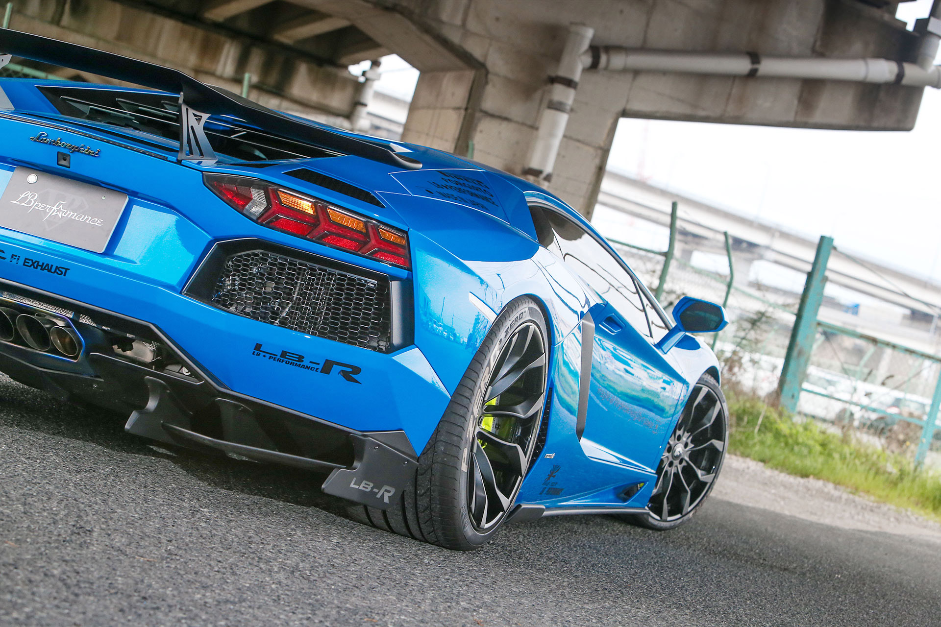 PERFORMANCE-Lamborghini-AVENTADOR00004