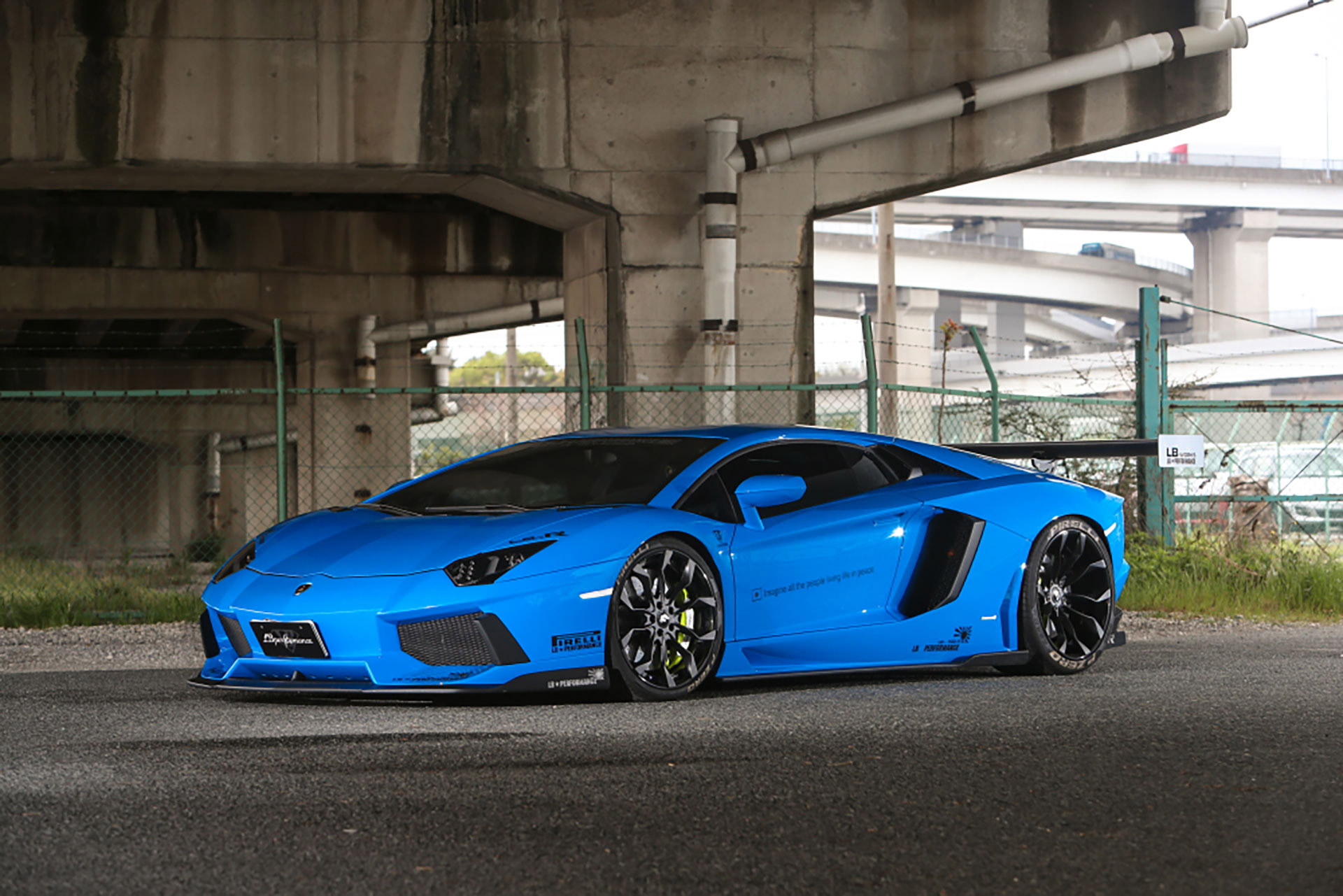PERFORMANCE-Lamborghini-AVENTADOR
