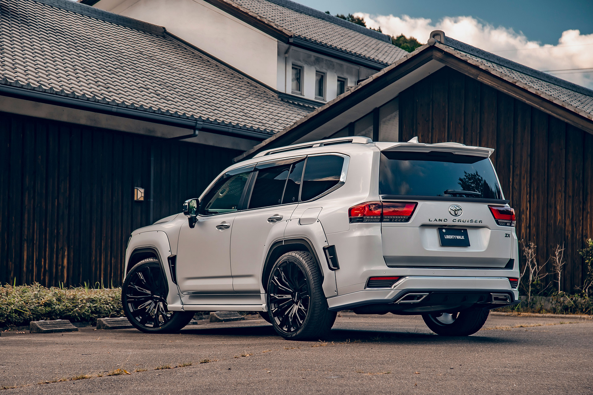 TOYOTA LAND CRUISER 300