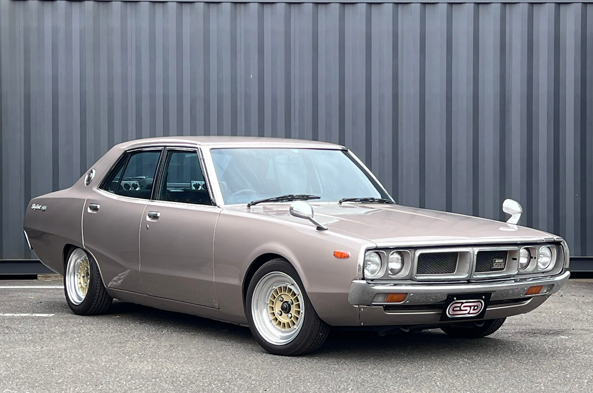 NISSAN-SKYLINE-“ken&merry”-2000GTX-Gold