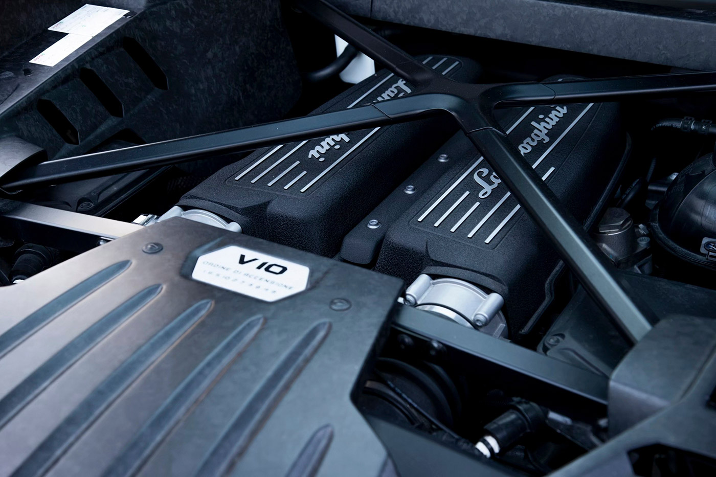 LB-Silhouette-WORKS-HURACAN-GT00040