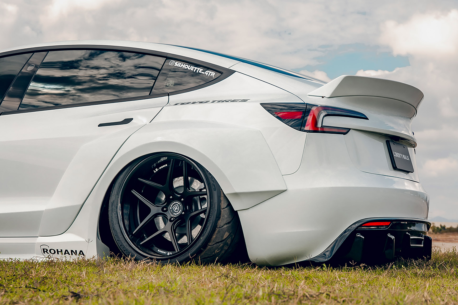 LB-E-WORKS-TESLA-Mode00003
