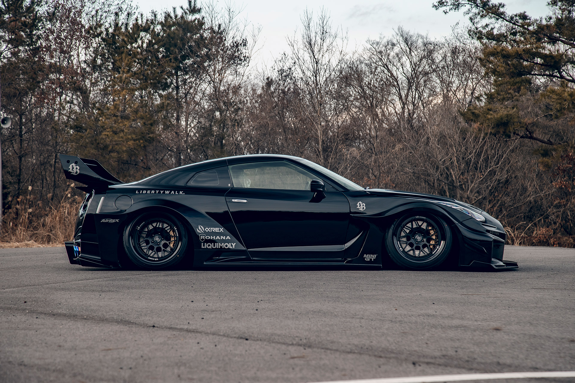 LB-Silhouette-WORKS-GT-NISSAN-35GT-RR4