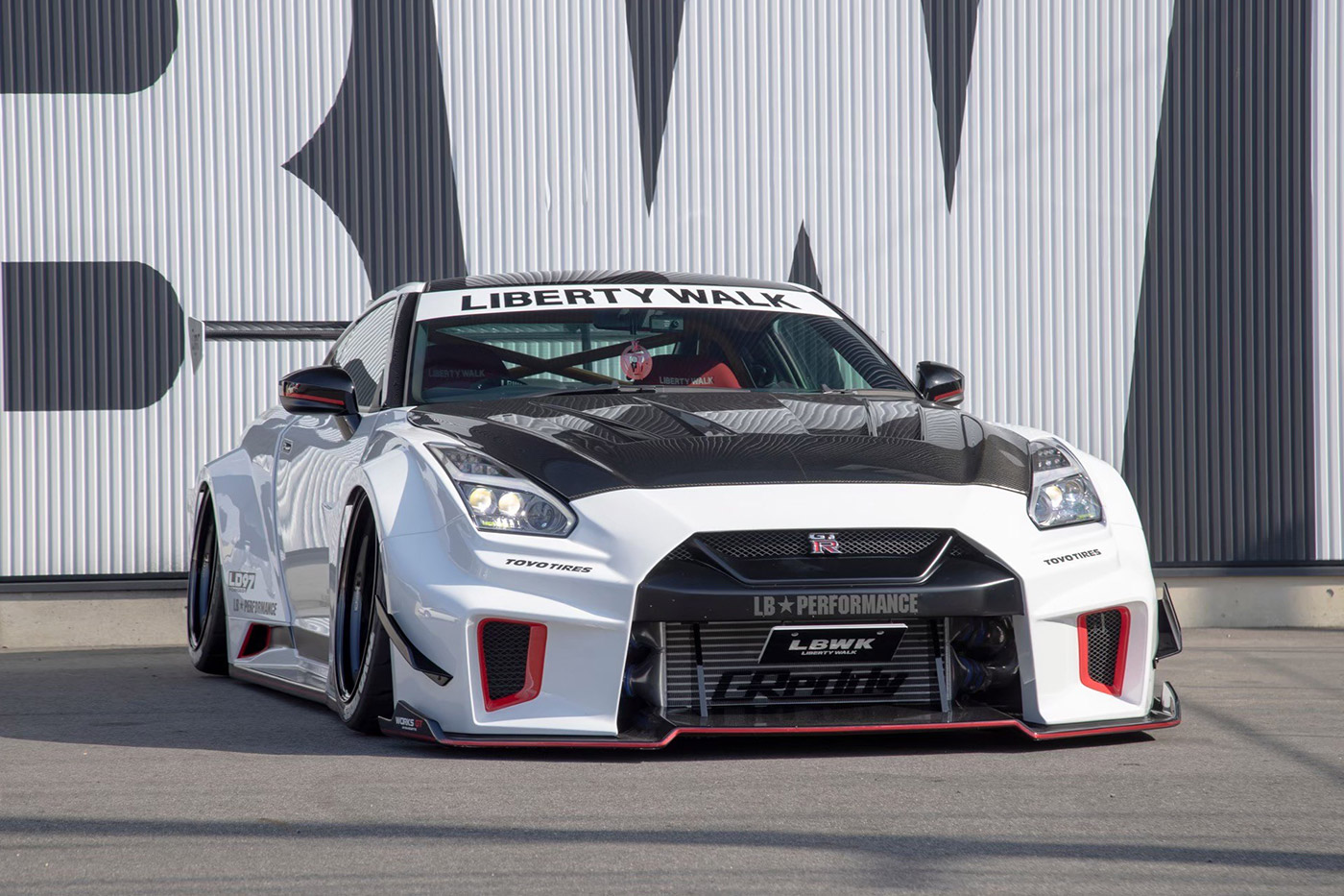 LB-Silhouette WORKS GT NISSAN R35 GT-R1