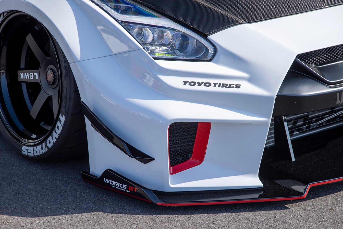 LB-Silhouette WORKS GT NISSAN R35 GT-R13