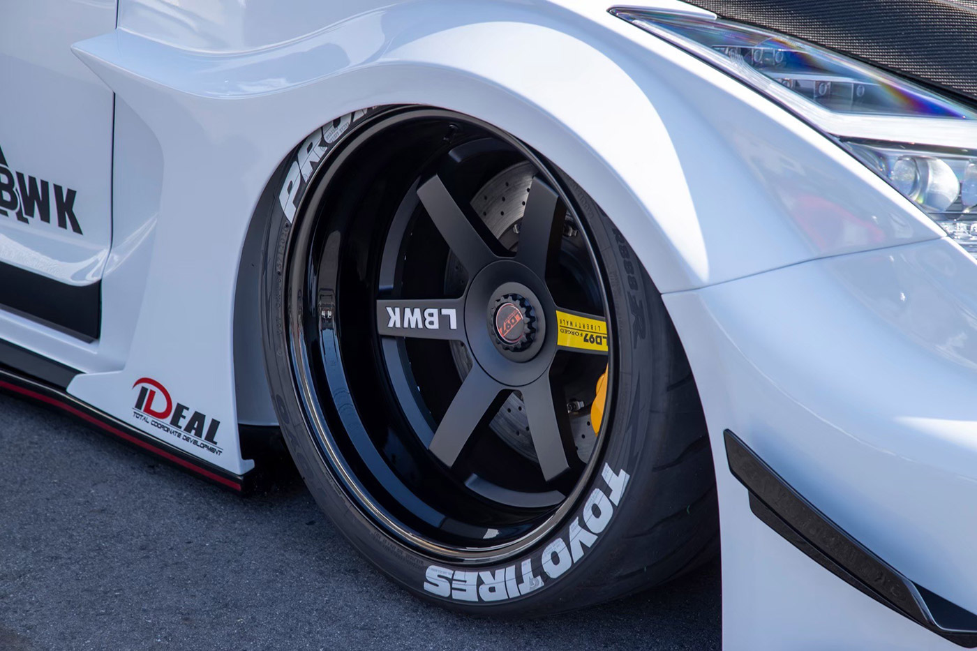 LB-Silhouette WORKS GT NISSAN R35 GT-R18