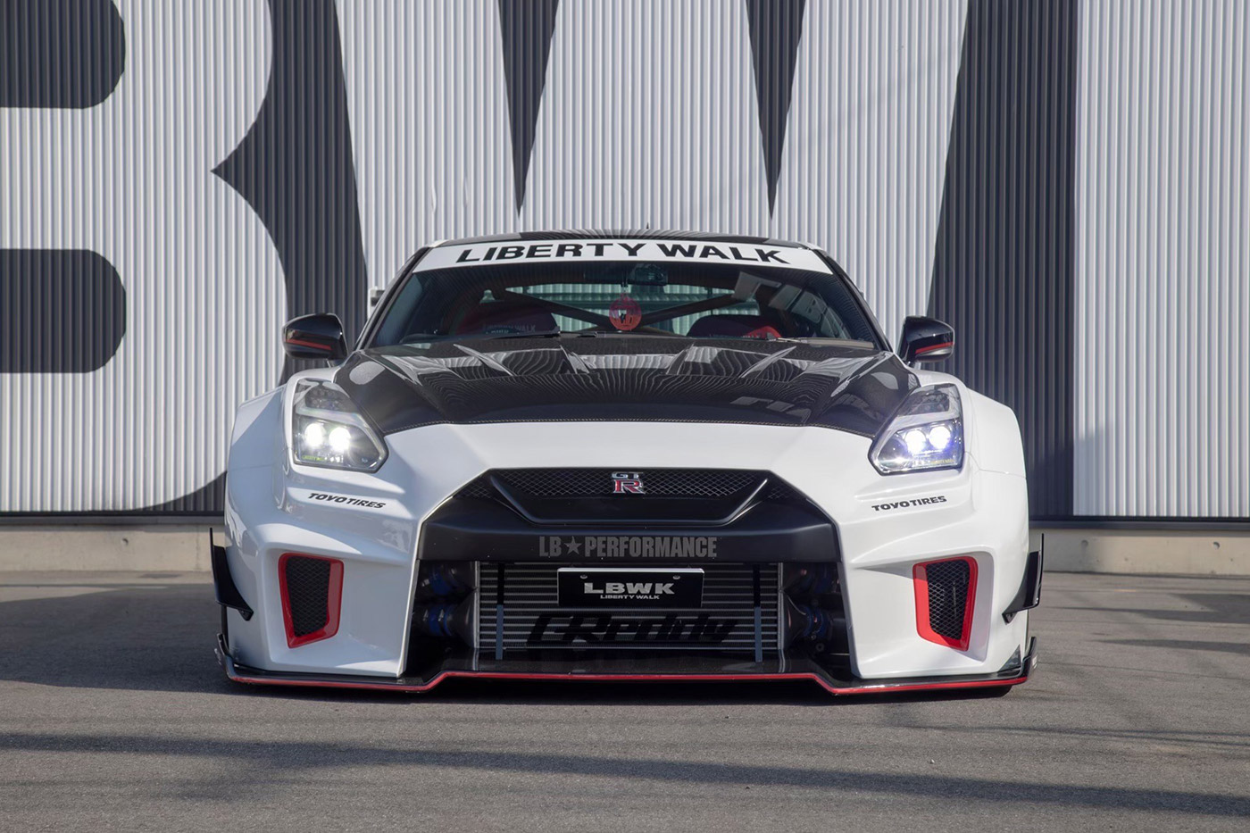 LB-Silhouette WORKS GT NISSAN R35 GT-R2