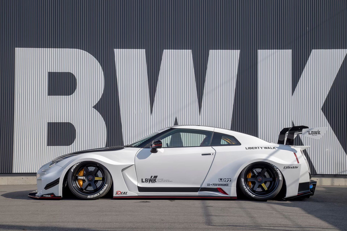 LB-Silhouette WORKS GT NISSAN R35 GT-R4
