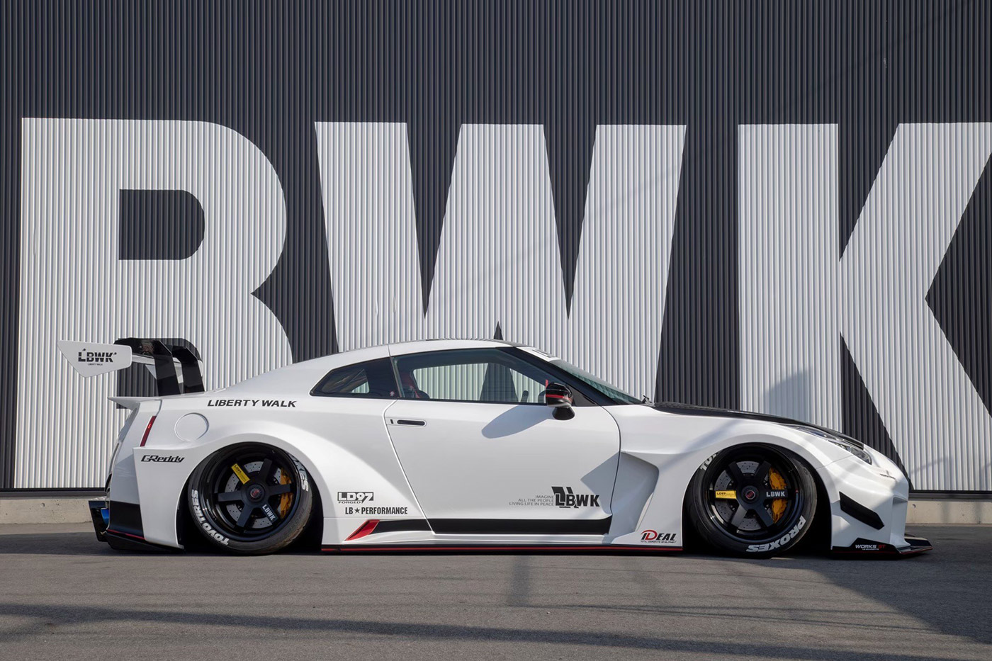 LB-Silhouette WORKS GT NISSAN R35 GT-R8
