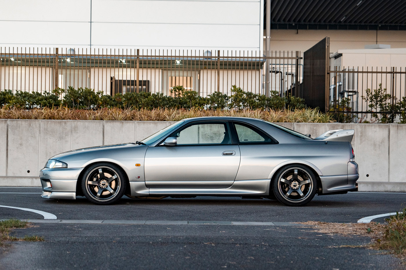 NISSAN-R33-SKYLINE83